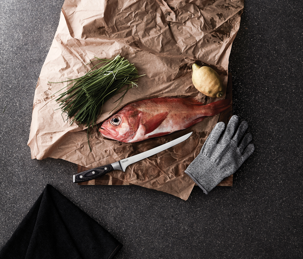 Handschuh, Fische, Messer, Essen, Präsentation des Essens, Fisch, Rotfisch, Trockenware, Kräuter, Schutzausrüstung