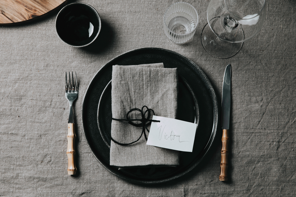 Serviette, Essen, Präsentation des Essens, Tischdecke, Gedeck, Metallplatte, Besteck, Tag