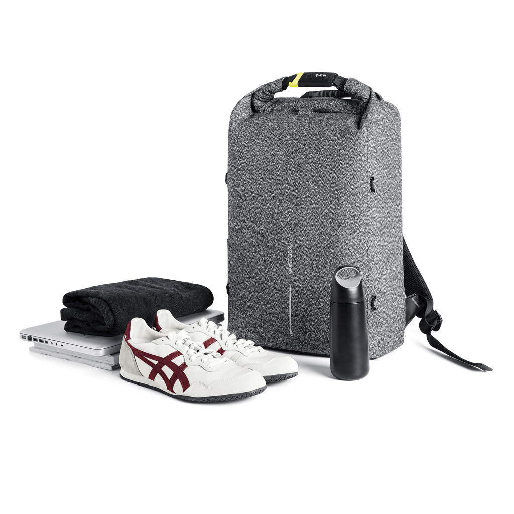 Rucksack, Laptop-Tasche, Wanderschuhe, Wasserflasche, Kleidungskombination
