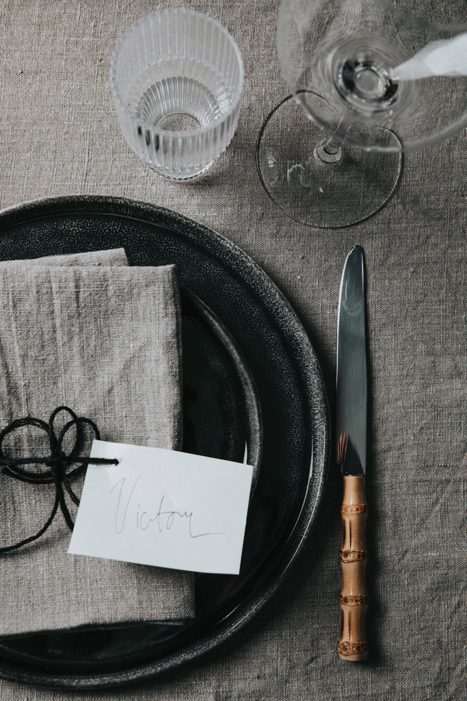 Teller, Besteck, Glas, Tischdeko, Notizkarte