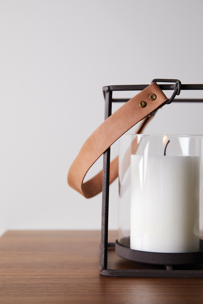 Zubehor, Riemen, Laterne, Kerze, Lederband, Metallrahmen, Holztisch