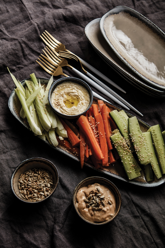 Essen, Präsentation des Essens, Mahlzeit, Besteck, Gericht, Gemüsesticks, Hummus, Sesam, Dip, Schale