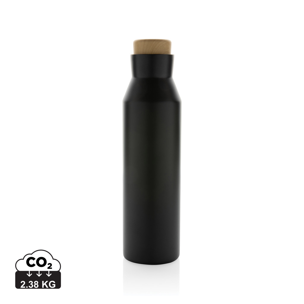schwarze Flasche, Studio-Flasche, Metallflasche, Squeeze-Flasche, CO2-2.38kg, Flasche, Schwarz, Metall, Deckel, Kompakt, Flasche, Wasserflasche, Kohle, Matte Oberfläche, Verschluss aus Holz, still, black bottle, cosmetic bottle, reusable, carbon footprint